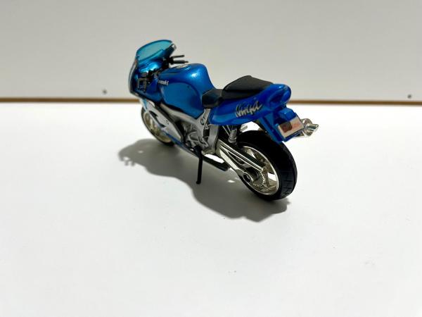 Miniatura Moto Kawasaki ZX9R prata e azul. Escala 1/18,