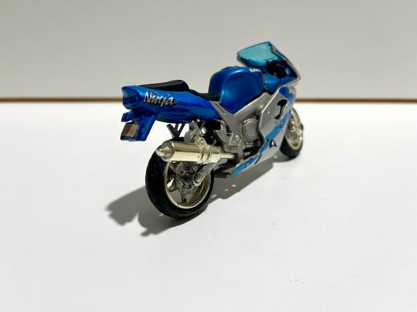 Miniatura Moto Kawasaki ZX9R prata e azul. Escala 1/18,