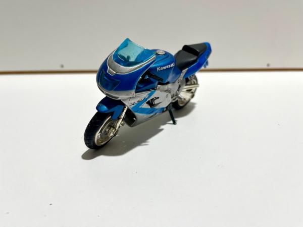 Miniatura Moto Kawasaki ZX9R prata e azul. Escala 1/18,