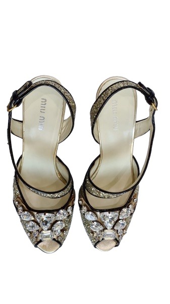 MIU MIU Sandália confeccionada em couro com aplicação de glitter