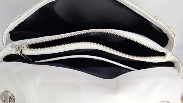 VERSACE Bolsa confeccionada em couro de cobra no tom branco com