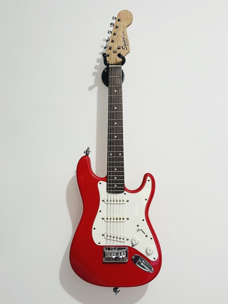 SQUIER BY FENDER - MINI GUITARRA - MODELO STRATOCASTER, na cor