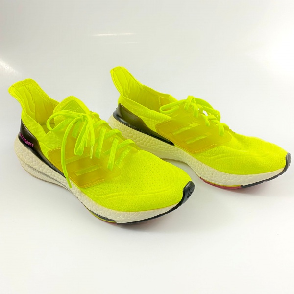 Tênis da ADIDAS Ultraboost 350 na cor amarelo neon com detalhe