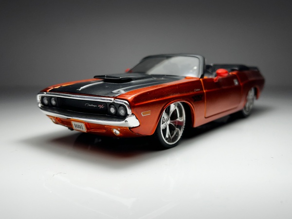 1970 Dodge Challenger R/T Roxo - Maisto Escala 1/24 min