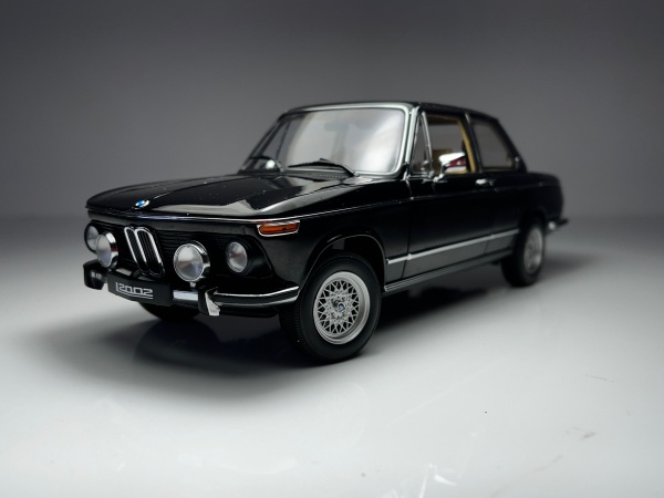 ミニカー AUTO art MILLENNIUM 1/18 BMW 2002 BMW 2002 Preta - AutoArt Escala 1/18 *Possui caixa orig