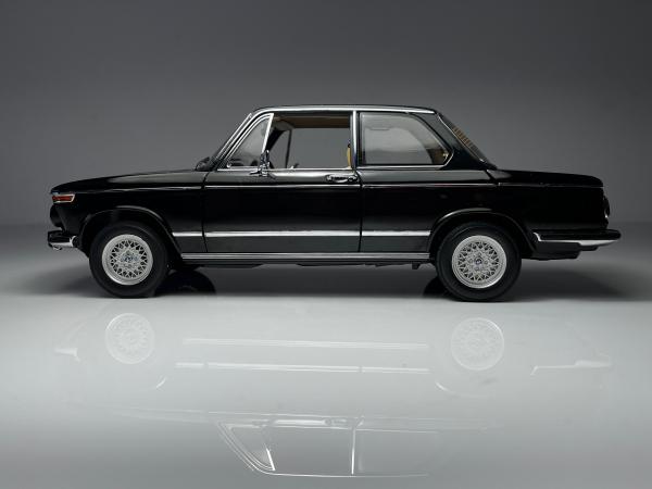 BMW 2002 Preta - AutoArt Escala 1/18 *Possui caixa orig