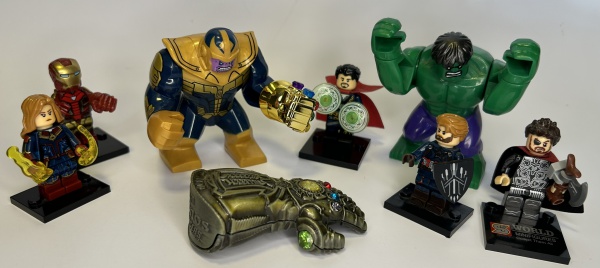 7 bonecos de LEGO da DC Comics (minifigures) mais uma luva de metal (chaveiro) do Thanos: Thanos, Hu