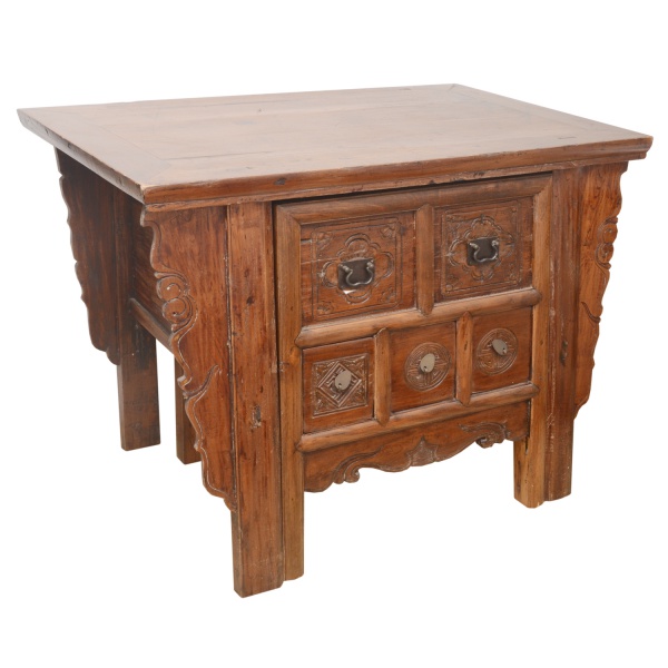 Original mesa secretária chinesa com sua cadeira em madeira clara, com visual parecendo uma cômoda.