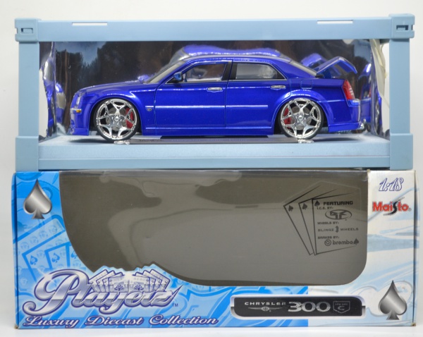 Miniatura Chrysler 300C Hemi escala 1:18 marca Maesto C