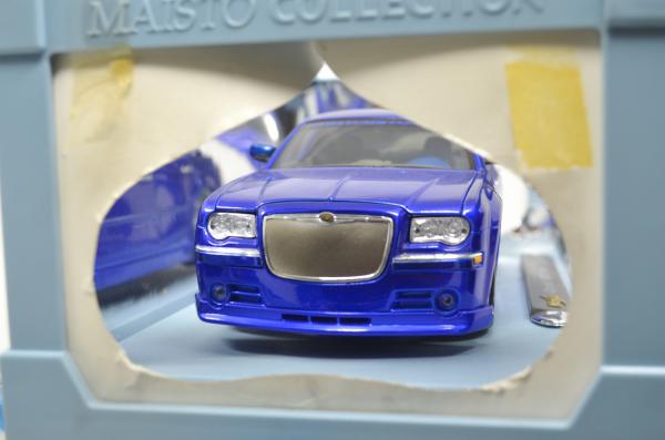 Miniatura Chrysler 300C Hemi escala 1:18 marca Maesto C