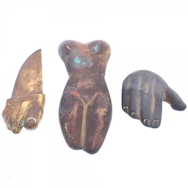 PIETRINA CHECACCI - Três esculturas em Bronze patinado e cinzelado representando "Pé, Mão e Dorso". Med do maior: 16cm Peça assinada — PIETRINA CHECACCI