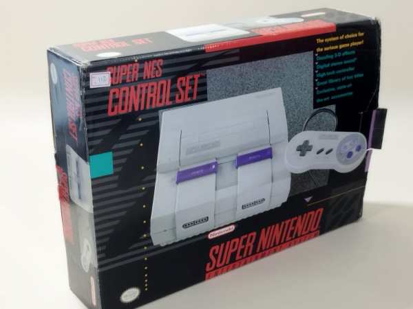 Super Nintendo - Na caixa - Acompanha dois controles, console e cabo de força. NÃO TESTADO. Atenção!