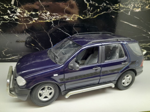 Miniatura Mercedes-Benz ML 320, Usada, Escala 1:18, Marca Maisto