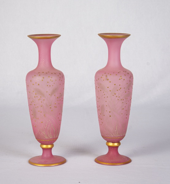 BACCARAT - Par de delicadas ânforas em opalina francesa