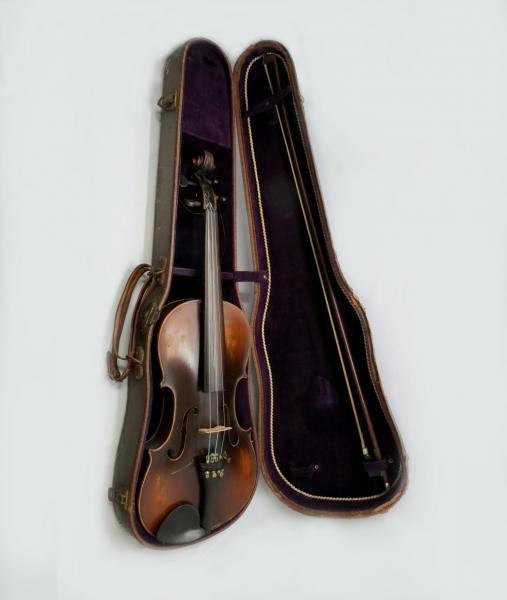 Violino Masakichi Suzuki nº w 4 (1923 - 1933) com arco,