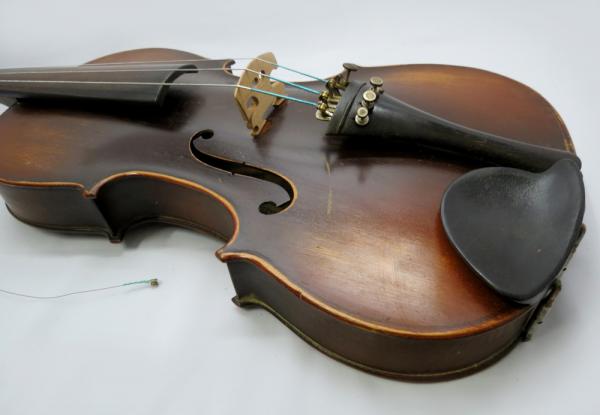 Violino Masakichi Suzuki nº w 4 (1923 - 1933) com arco,