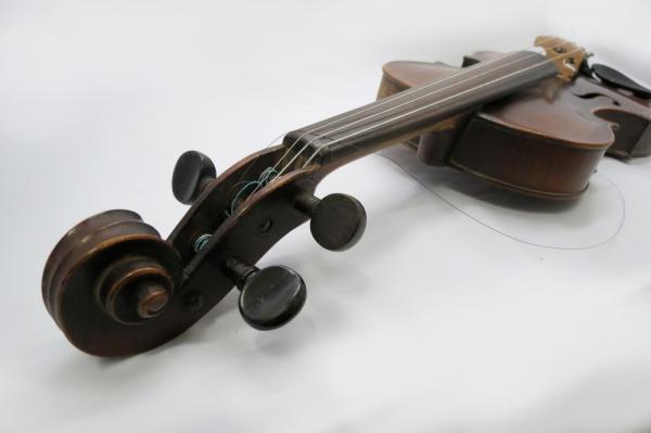 Violino Masakichi Suzuki nº w 4 (1923 - 1933) com arco,