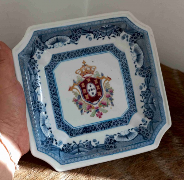 PORCELANA ORIENTAL- PRATO DECORATIVO COM BRASÃO. Antigo e bem