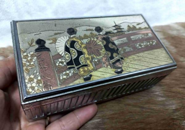 CAIXA DE MUSICA-PORTA JOIAS COM ESPELHO, funcionando. Marca