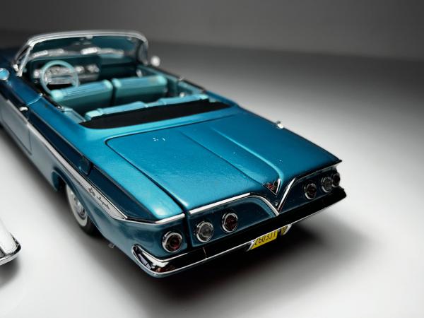 1961 Chevrolet Impala Azul / Branca - West Coast Precis