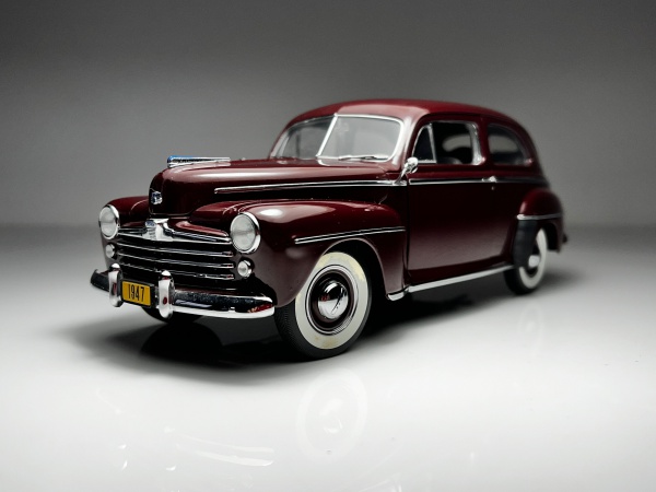 1947 Ford Super Deluxe Tudor Sedan Vinho - Danbury Mint