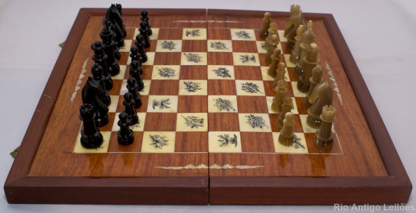 Belíssimo jogo de xadrez, tabuleiro de madeira e incrus