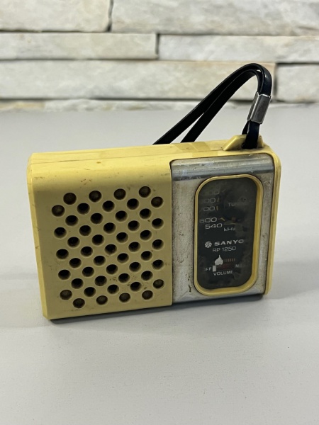 Sanyo RP1250 - Antigo rádio portátil - sem teste . Medidas: C 10cm
