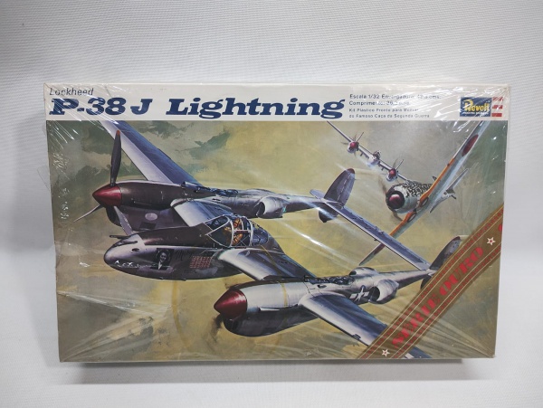 Kit de montagem Revell P-38J Lightning escala 1/32 - Item confor