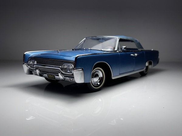 1/18 Lincoln Continental 1961 リンカーン 1961 Lincoln Continental Azul - Signature Series Escala