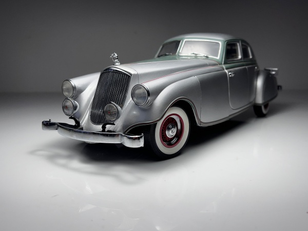 Danbury Mint 1933 Pierce Silver Arrow 1:24 Scale Free