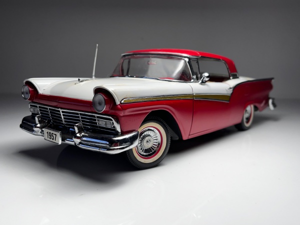 1957 Ford Fairlane Skyliner Branca / Vermelha - Sun Sta
