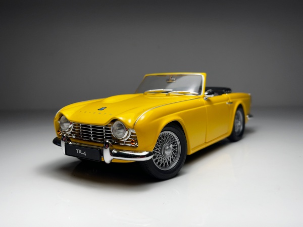 ④KYOSHO TRIUMPH TR9A 1/18 黄 Triumph TR3A Preta - Kyosho Escala 1/18 miniatura em m