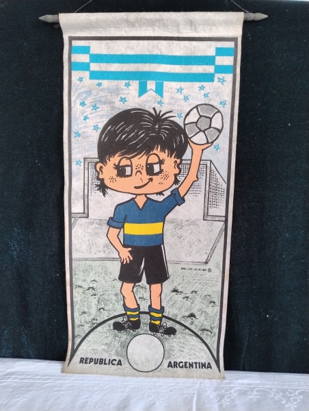 Mascote Oficial da Copa do Mundo 1974 Tip Tap medindo 9 cm de altura
