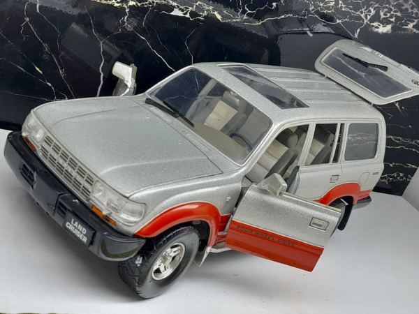 Miniatura Toyota Land Cruiser 1992, Escala 1:18, Marca Road