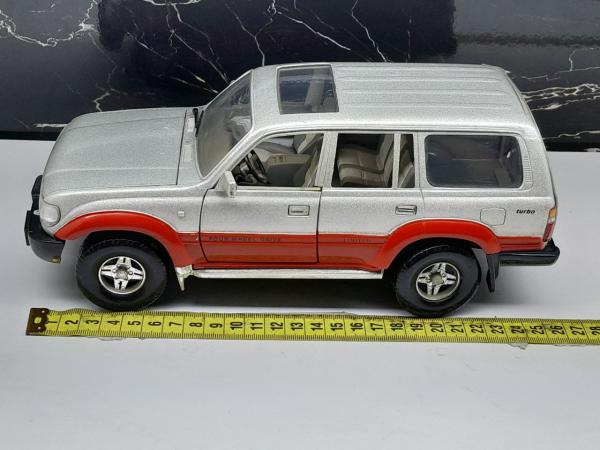 Miniatura Toyota Land Cruiser 1992, Escala 1:18, Marca Road