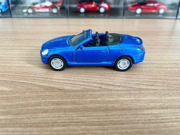 Miniatura carrinho Lexus SC 430. Com abertura das porta