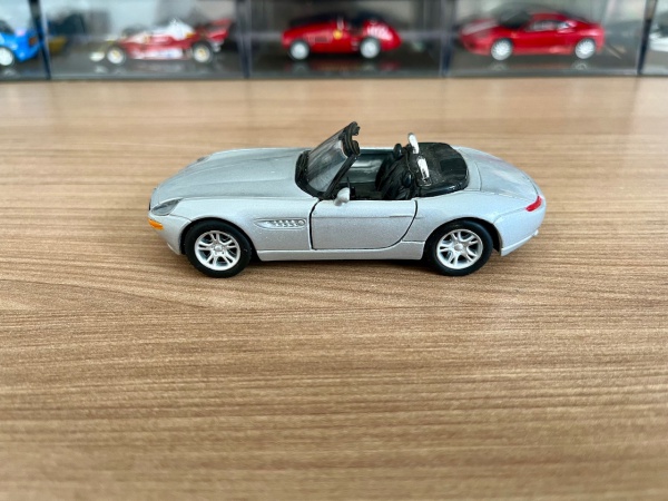 Miniatura carrinho BMW Z8. Com abertura das portas. Apr