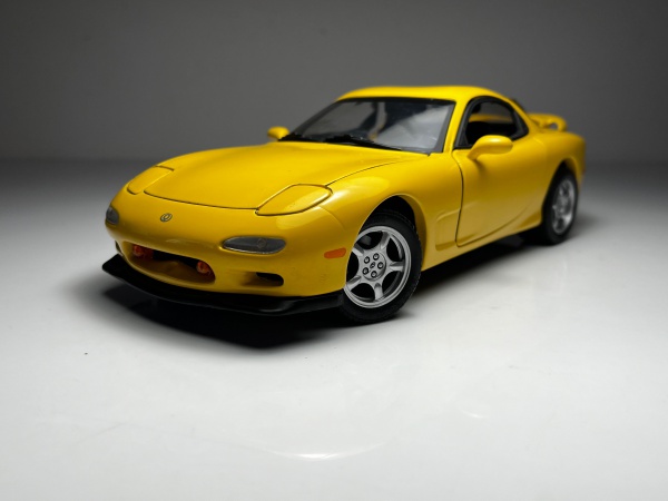 Mazda RX-7 Amarela - Kyosho Escala 1/18 miniatura em m