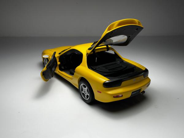 Mazda RX-7 Amarela - Kyosho Escala 1/18 miniatura em m