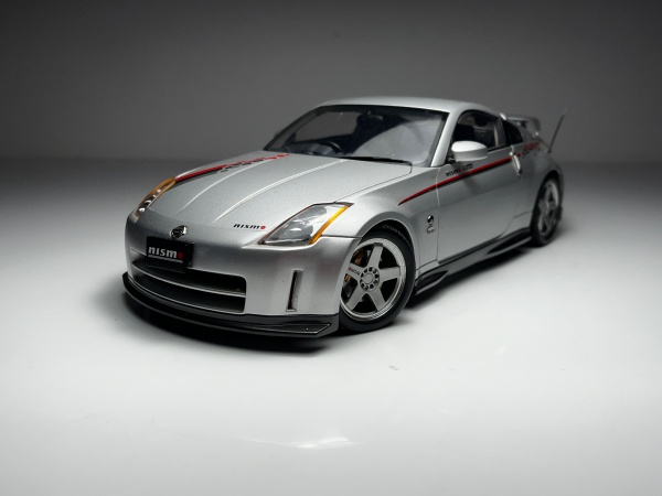 Nissan 350z Prata - AutoArt Escala 1/18 miniatura em m