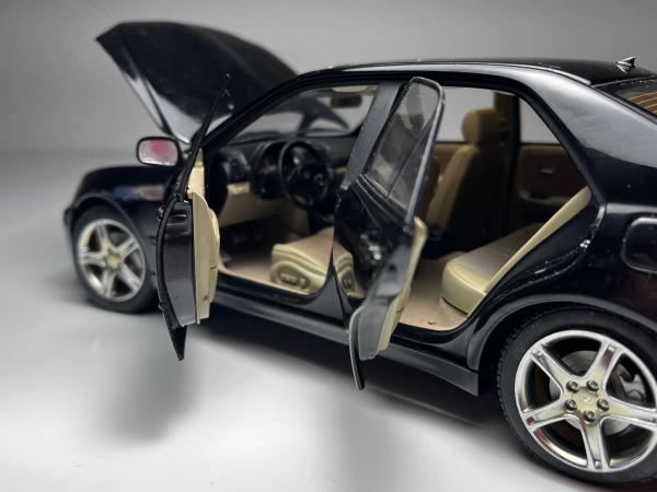 Lexus IS300 Preta - AutoArt Escala 1/18 miniatura em m