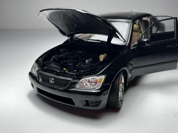 Lexus IS300 Preta - AutoArt Escala 1/18 miniatura em m