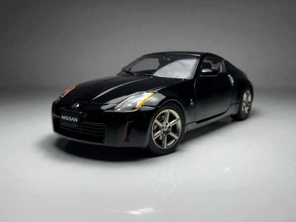Nissan 350z Prata - AutoArt Escala 1/18 miniatura em m
