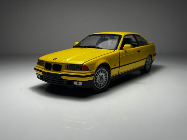 BMW 3 Series Amarela - UT Models Escala 1/18 miniatura