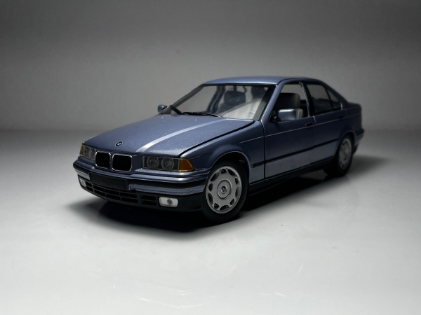 BMW 3 Series Amarela - UT Models Escala 1/18 miniatura