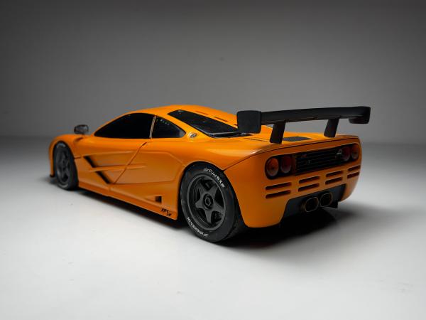 McLaren F1 GTR Laranja - UT Models Escala 1/18 miniatu