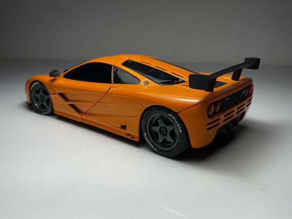McLaren F1 GTR Laranja - UT Models Escala 1/18 miniatu