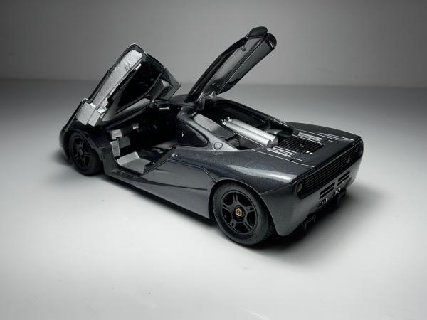1993 McLaren F1 Cinza Escuro - Maisto Escala 1/18 mini