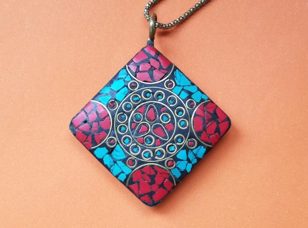 Belíssimo pingente indiano em metal dourado e pedrarias azuis e