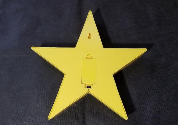 Bonita luminária no formato de estrela, na cor amarela com